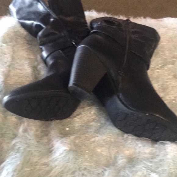 Like New Black mid calf high black boots size 8 - Picture 4 of 4